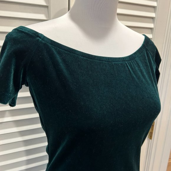 Emerald Green Velvet Dress. - Picture 4 of 8